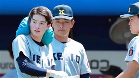 ▲慶應高校開路先鋒丸田湊斗長相俊秀，幫他敷冰袋的是前日職名將清原和博兒子。（圖／翻攝自推特）