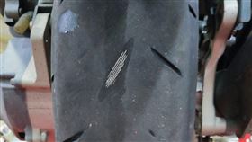 輪胎磨損。（圖／翻攝自臉書小港東鵬機車行）