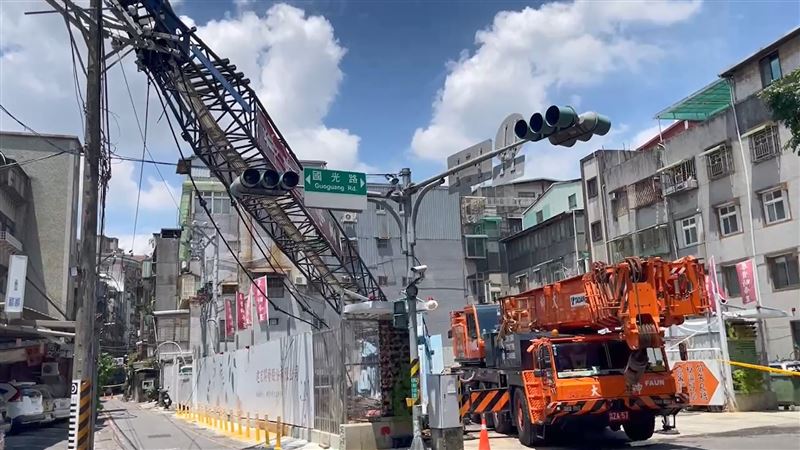 吊車翻覆壓電桿　永和地區約600戶停電中
