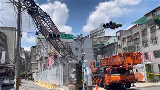吊車翻覆壓電桿　永和地區約600戶停電中