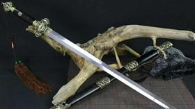 老農民在田中挖到鐵劍，竟是來自清朝的青龍劍。（圖／翻攝自網易新聞）