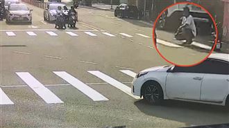 新竹男闖紅燈蹲斑馬線30秒　卡8車不敢過