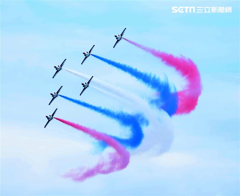 ▲112年國防知性之旅清泉崗航空嘉年華，雷虎小組特技操演。（圖/記者邱榮吉台中拍攝）