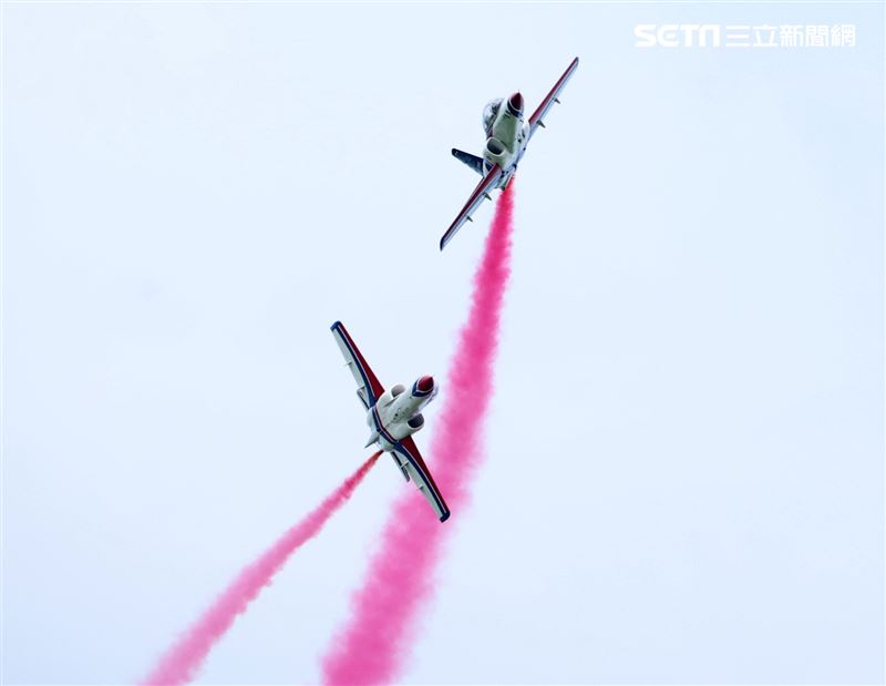 ▲112年國防知性之旅清泉崗航空嘉年華，雷虎小組特技操演。（圖/記者邱榮吉台中拍攝）