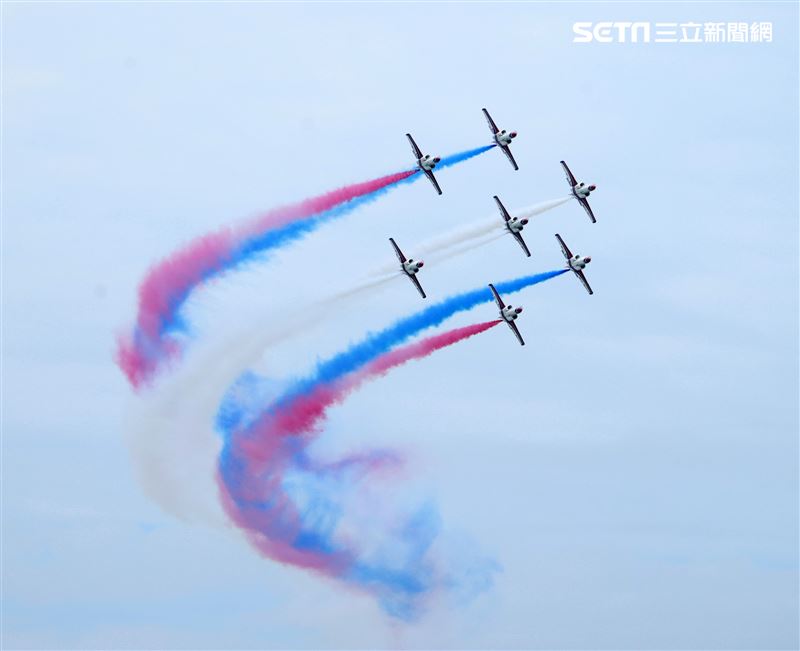 112年國防知性之旅清泉崗航空嘉年華，雷虎小組特技操演。（圖/記者邱榮吉台中拍攝）