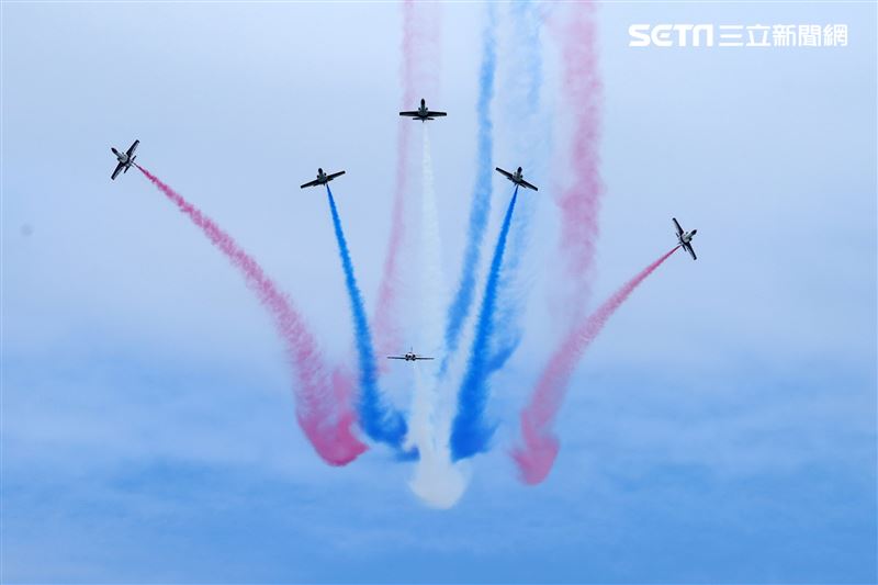 112年國防知性之旅清泉崗航空嘉年華，雷虎小組特技操演。（圖/記者邱榮吉台中拍攝）