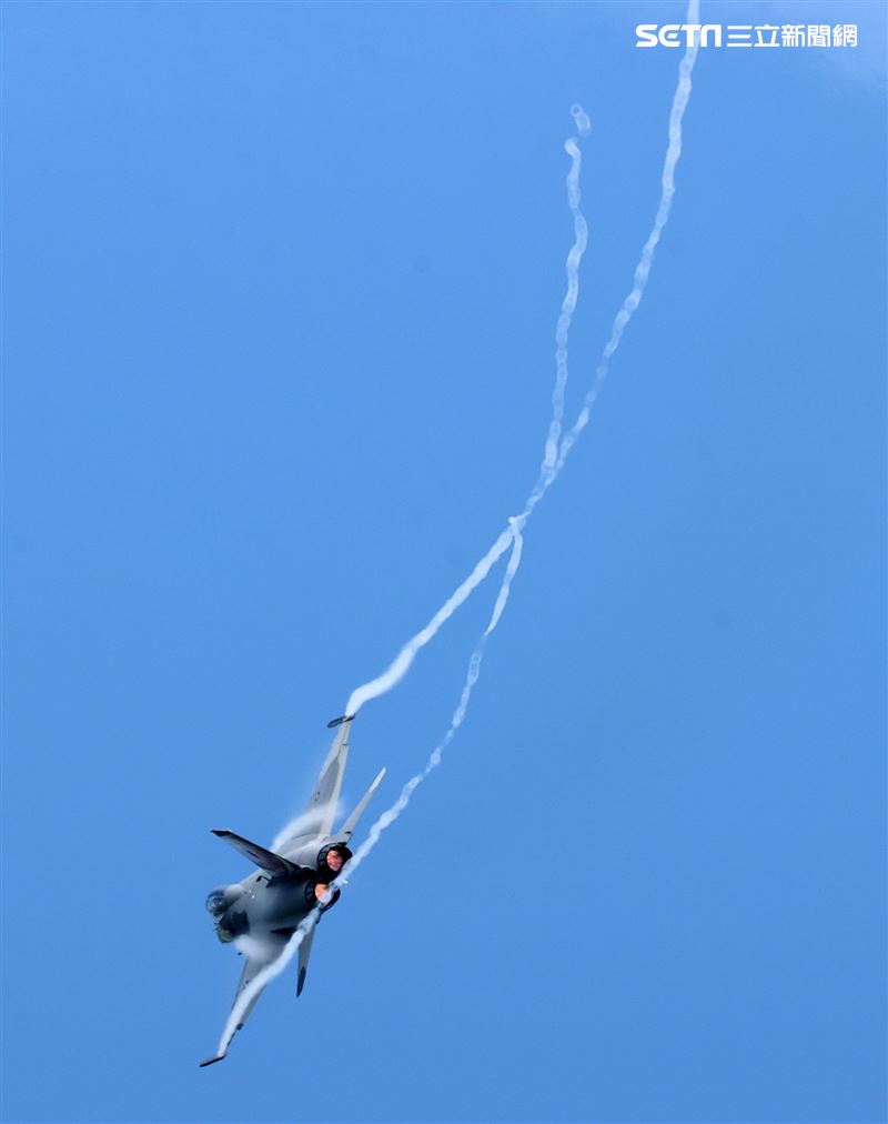 112年國防知性之旅清泉崗航空嘉年華，IDF戰機性能展示。（圖/記者邱榮吉台中拍攝）