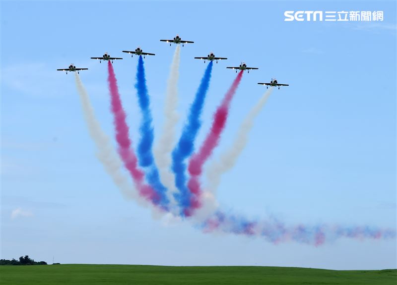 112年國防知性之旅清泉崗航空嘉年華，雷虎小組特技操演。（圖/記者邱榮吉台中拍攝）