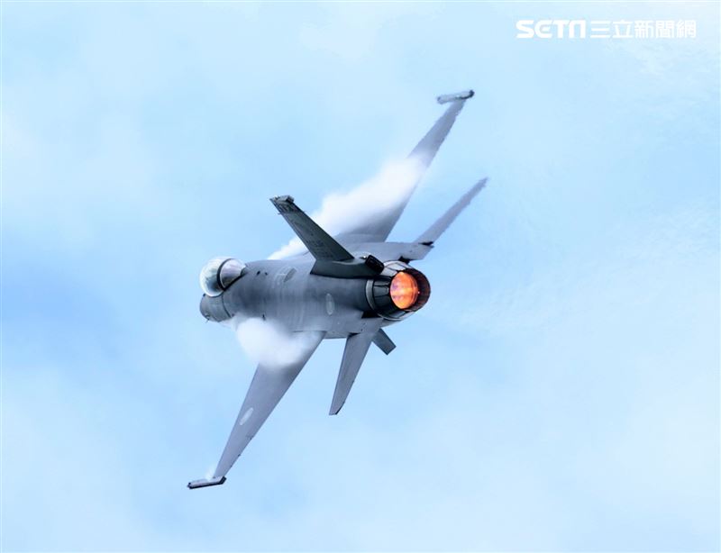 112年國防知性之旅清泉崗航空嘉年華，F16戰機性能展示。（圖/記者邱榮吉台中拍攝）
