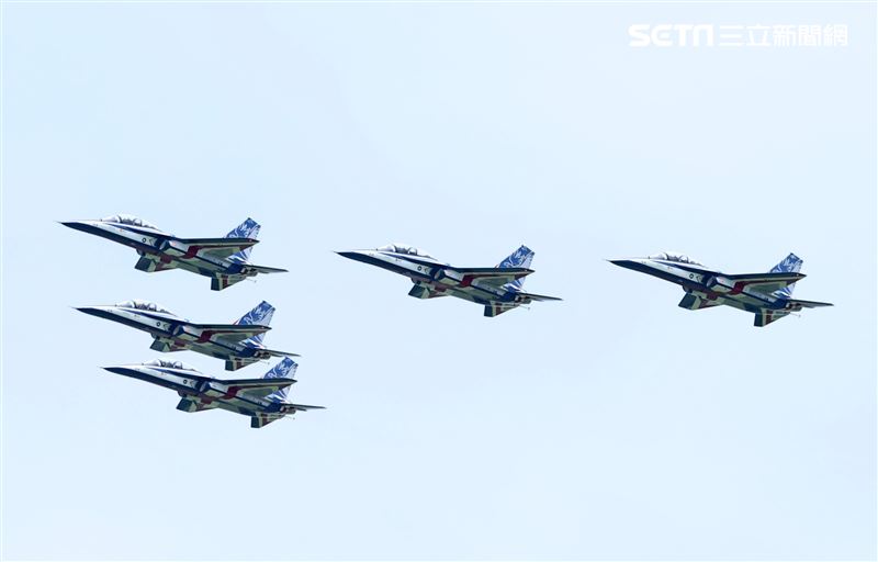 112年國防知性之旅清泉崗航空嘉年華，五架勇鷹高教機衝場。（圖/記者邱榮吉台中拍攝）