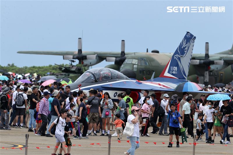 112年國防知性之旅清泉崗航空嘉年華，近10萬民眾參訪。（圖/記者邱榮吉台中拍攝）