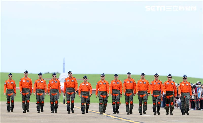 112年國防知性之旅清泉崗航空嘉年華，雷虎小組及三型戰機飛官接受家屬獻花。（圖/記者邱榮吉台中拍攝）