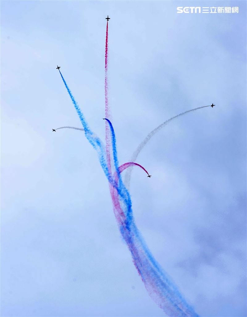 112年國防知性之旅清泉崗航空嘉年華，雷虎小組特技操演。（圖/記者邱榮吉台中拍攝）