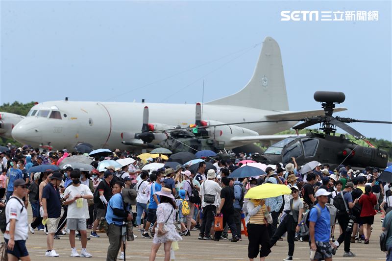 112年國防知性之旅清泉崗航空嘉年華，近10萬民眾參訪。（圖/記者邱榮吉台中拍攝）