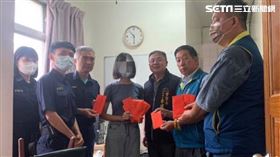 台中顏姓女子剛考上台大研究所，父急性腦中風陷入困頓，警方協助募款助她度過難關。（圖／第四警分局提供）