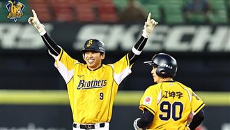 王光輝、王威晨同日再見安打　恰恰都在場