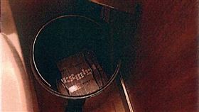 商場清潔員廁所拾獲百萬不心動  助警逮詐騙車手嘉義市垂楊路某商場清潔人員日前在廁所垃圾桶內發現數捆綁好且印有銀行封緘章的現金新台幣120萬元，當下立即報案，警方追查發現是詐騙集團車手將現金藏匿於廁所垃圾桶，意圖利用這種方式轉交取款的上手，循線在商場內逮獲車手及共犯。（警方提供）中央社記者黃國芳傳真  112年8月12日