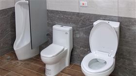 新北公園改造　親子廁所設備全新北市板橋區公所為打造性別友善生活環境，在民生公園斥資改造，其中新公廁除男、女廁所各具特色外，並有一間無障礙廁所和一間親子友善廁所，內有換尿片平台，也有適合小朋友使用的小馬桶。（板橋區公所提供）中央社記者黃旭昇新北市傳真　109年6月20日