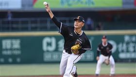 ▲41歲的潘威倫睽違315天的一軍先發，3局掉5分吞敗。（圖／統一獅球團提供）
