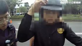 北市廖男面對盤查時忘記自己姓名，又被警方搜出毒咖啡包。（圖／ｚ翻攝畫面）