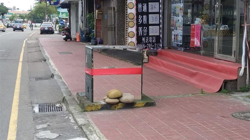 路邊驚見透明變電箱　內行揭用途：擋煞用