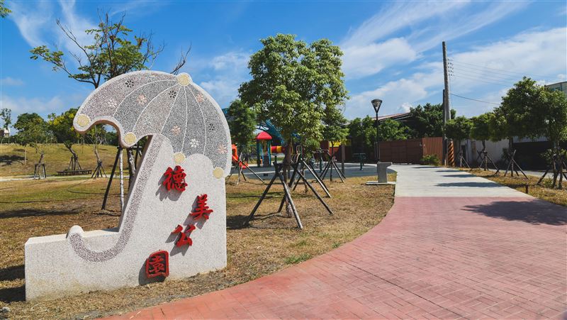 公園驚見18禁拉孩走！被問原因：有蟑螂