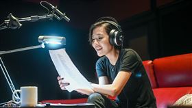 安溥替紀錄片《消失的紫斑蝶》擔任英文旁白配音。（圖／牽猴子提供）