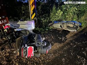 彰化139縣道大彰路7.7K，騎士自摔撞對向機車。（圖／翻攝畫面）