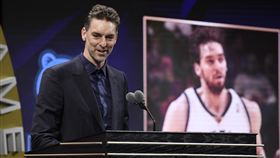 ▲加索（Pau Gasol）在NBA名人堂頒獎典禮，喊話「希望布萊恩和吉安娜在這裡」。（圖／美聯社／達志影像）