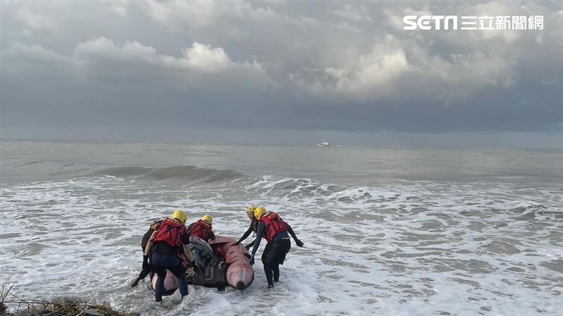 新／又有人遭浪沖走！屏東1人捕鰻苗失蹤