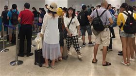 金門小三通  陸客持續成長金門縣政府指出，108年6月小三通入出境人次較107年成長21％，其中陸客成長38％，圖為廈門五通碼頭排隊購票。中央社記者黃慧敏攝  108年7月8日