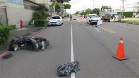 台中男騎機車外送，路口與小客車車或在非撞資源回收車，送醫不治。（圖／民眾提供）