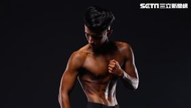 第六分局警員楊舜閔一人將拋錨的2.8噸廂型車推路邊。健身，健美。（圖／警方提供）