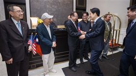 副總統賴清德到達下榻的曼哈頓中城樂天皇宮酒店(Lotte New York Palace)時，上百位台僑齊聚飯店外頭迎接，包括半導體女王蘇姿丰的父親蘇春槐。（圖／總統府提供)