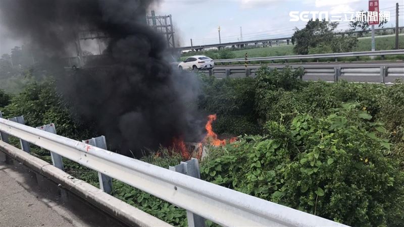 新／國道小客車翻覆燒成火球　3人急逃命