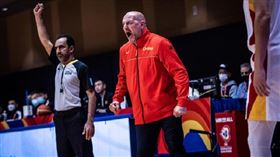 中國男籃被德國打到信心全失，讓外籍主帥喬傑維奇比賽中一度情緒激失控，暫停時氣得對球員怒吼。（圖／翻攝自世界盃微博）