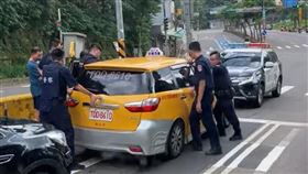 龜山分局員警阻擋失聯移工竄逃。（圖／翻攝自路上觀察學院粉專）