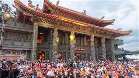 ▲12日舉辦「2023桃園閩南傳統藝術巡演－臺語金曲演唱會」暨明倫三聖宮贈匾儀式。（圖／市府提供）