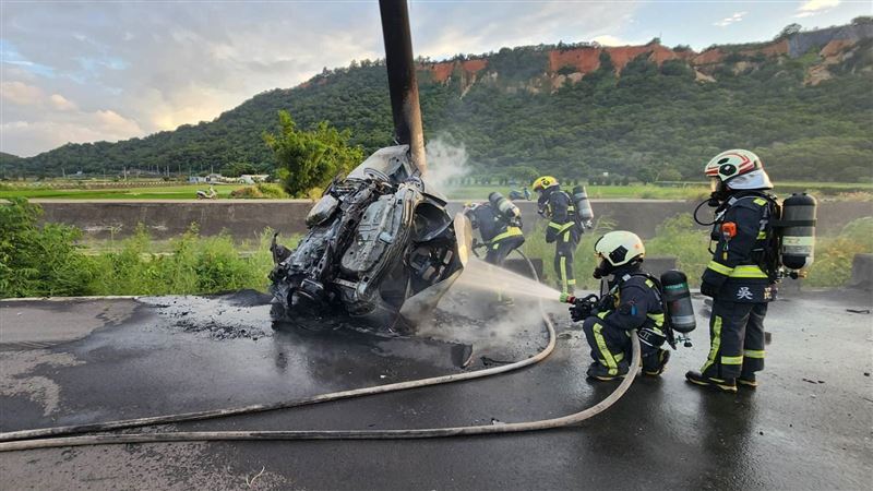 台中自撞電桿成火球　車內2人成焦屍