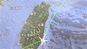 網友從日本搭機到泰國出差，飛行地圖上的台灣卻出現特別地名。（圖／翻攝自なるみん ㄋㄚㄌㄨㄇㄧㄥ 臉書）