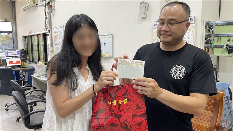 中和3歲童受困車內！　消防員破窗救援