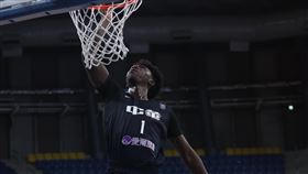 阿巴西此役大秀驚人彈跳力。（圖／中華籃協提供）