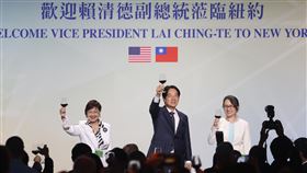 賴清德出席美國紐約僑宴（3）副總統賴清德（後中）率特使團前往巴拉圭，去程過境美國紐約，美東時間13日中午參加僑宴時，上台與駐美代表蕭美琴（後右）、僑務委員會委員長徐佳青（後左）向與會貴賓舉杯敬酒。中央社記者趙世勳攝  112年8月14日