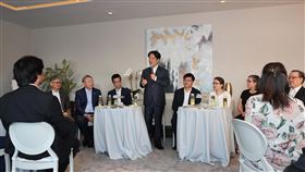 賴清德哈德遜河畔青年座談（3）副總統賴清德（中）於美東時間13日展開過境美國紐約行程，中午結束僑宴活動後，與美國紐約的台灣青年進行座談，過程中互動熱絡。中央社記者趙世勳攝  112年8月14日