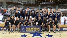 世界大學籃球系列賽  政大雄鷹奪冠政治大學雄鷹籃球隊靠著堅強團隊實力，13日在WUBS世界大學籃球系列賽冠軍戰擊敗地主日本白鷗大學籃球隊，勇奪冠軍，賽後全隊開心留影。（政大雄鷹提供）中央社記者黎建忠傳真  112年8月13日