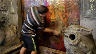 嫌百年廟門太髒　外籍醉男狂擦害古蹟掉漆