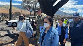 圖為夏威夷州參議員廣野慶子（前）前往毛伊島勘災。（圖取自twitter.com/maziehirono）