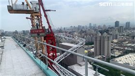 台中興富發文心愛悅工地塔吊開始拆除。（圖／台中市政府提供）