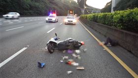 81歲黎姓騎士誤上國道遭撞。（圖／翻攝畫面）