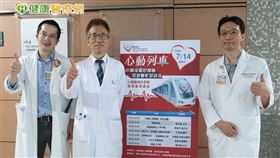 高雄長庚醫院心臟內科主任陳永隆醫師（中）帶領陳煌中副主任（右）及方燕楠醫師（左）於近日舉辦「心動列車」衛教講座，與民眾分享昏厥、心跳過慢的原因與處置。